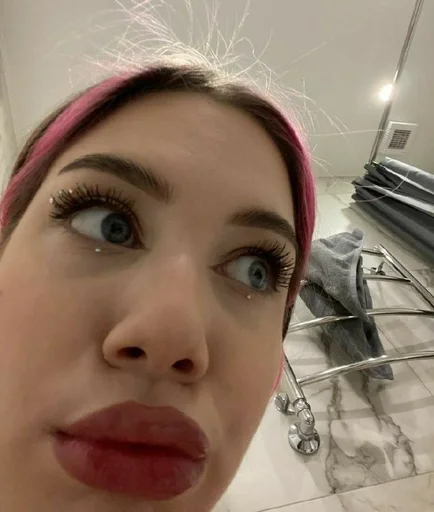 Стикер акулич