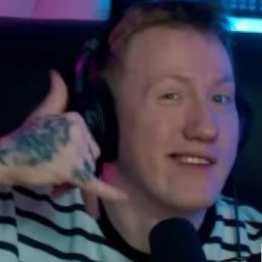 Стикер Данилка какашин