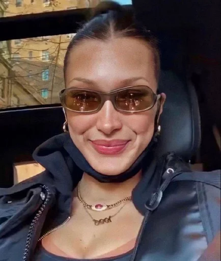 Стикер Bella Hadid