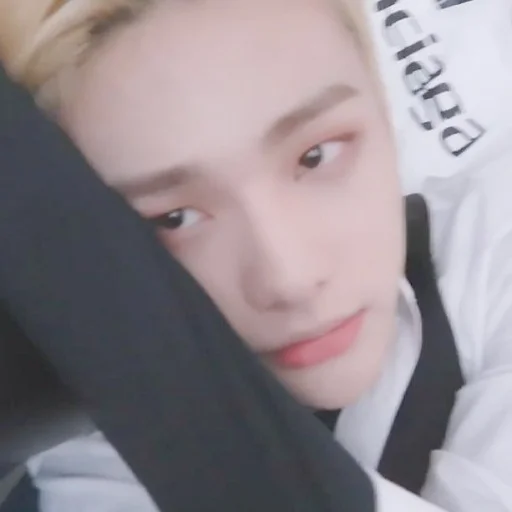 Стикер hyunjin