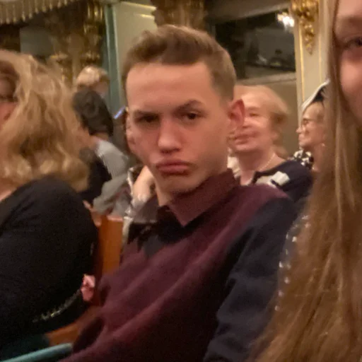 Стикер Подгубой