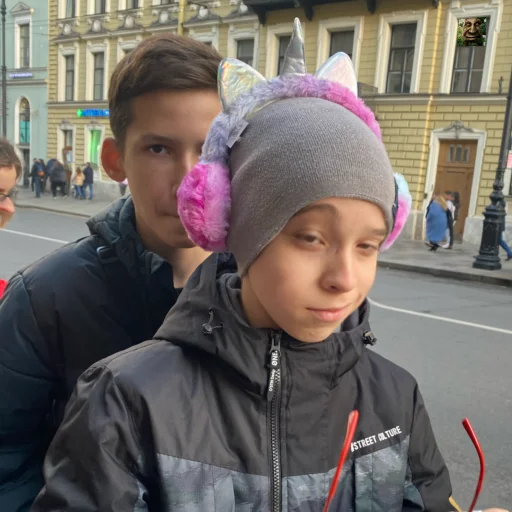 Стикер Подгубой