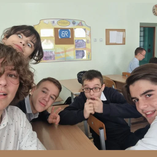 Стикер Подгубой