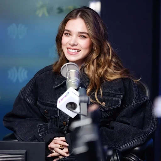 Стикер Хейли Стайнфелд