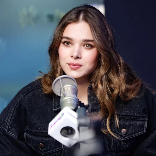 Стикер Хейли Стайнфелд