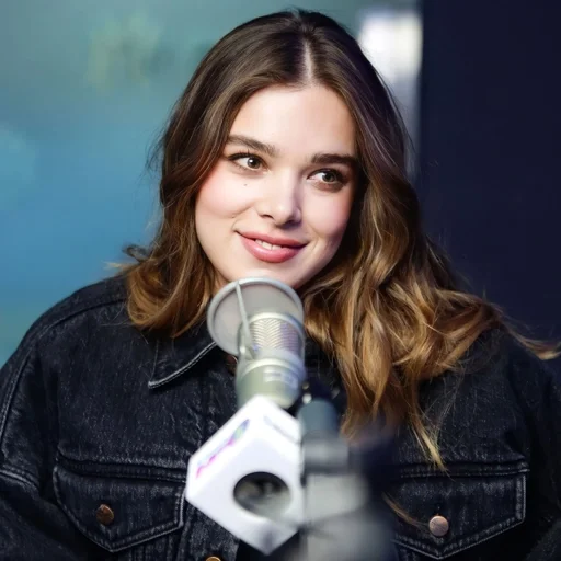 Стикер Хейли Стайнфелд