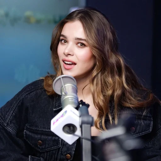 Стикер Хейли Стайнфелд