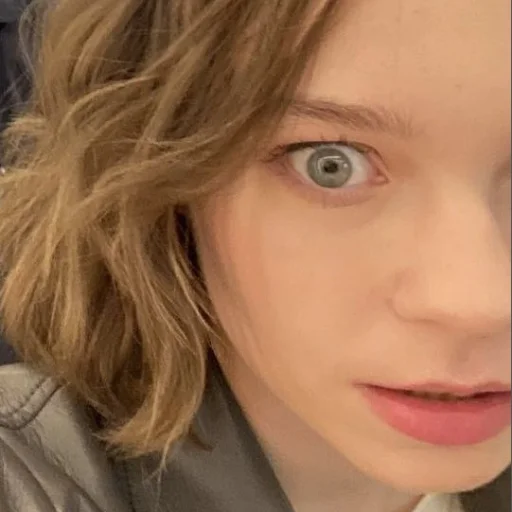 Стикер Эмма Майерс