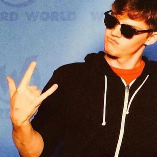 Стикер Evan Peters