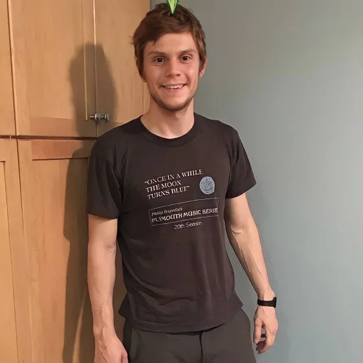 Стикер Эван Питерс