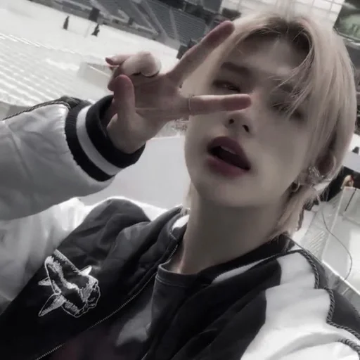 Стикер hyunjin