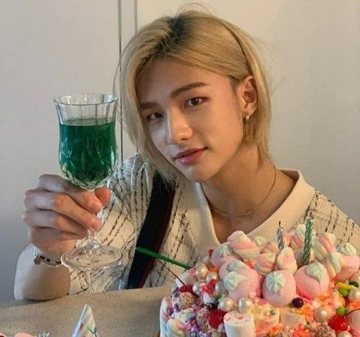 Стикер HYUNJIN