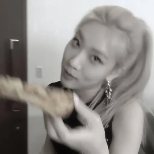 Стикер «🪡» 𝗸𝗶𝗺 𝗹𝗶𝗽 fr