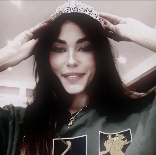 Стикер Madison Beer