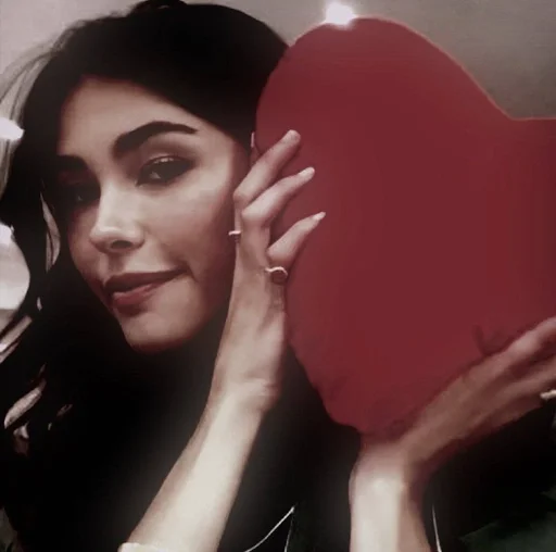 Стикер Madison Beer