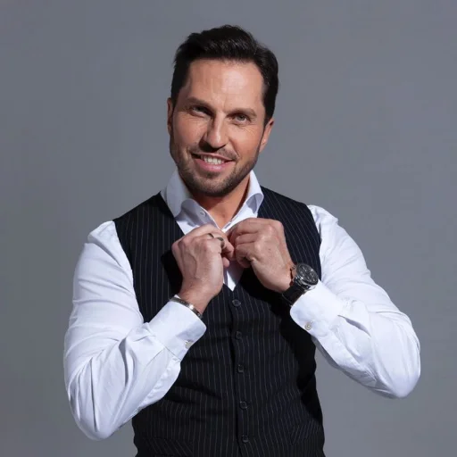 Стикер артур пирожков