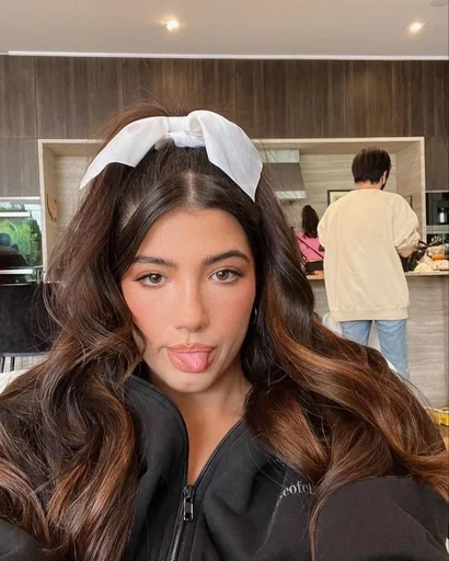 Стикер Чарли ДАмелио