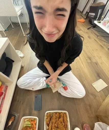 Стикер Чарли ДАмелио