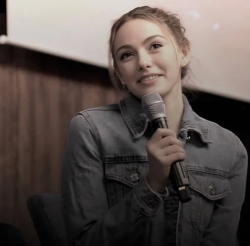 Стикер Даниэль Роуз Расселл