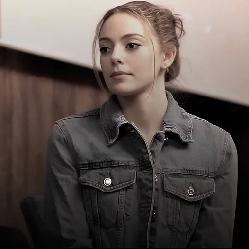 Стикер Даниэль Роуз Расселл